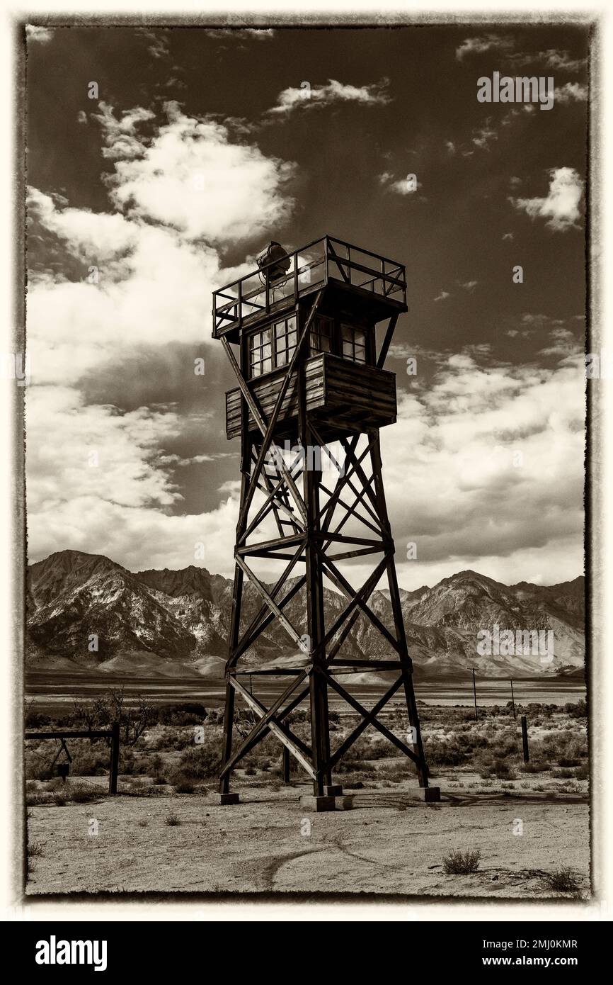 Torre di guardia nel campo di concentramento giapponese americano, conservato a Manzanar National Historic Site, California, USA Foto Stock