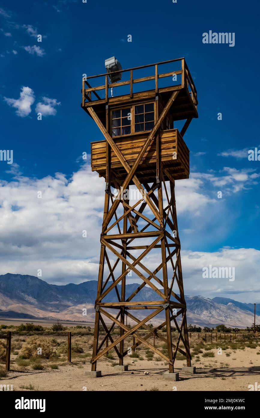 Torre di guardia nel campo di concentramento giapponese americano, conservato a Manzanar National Historic Site, California, USA Foto Stock