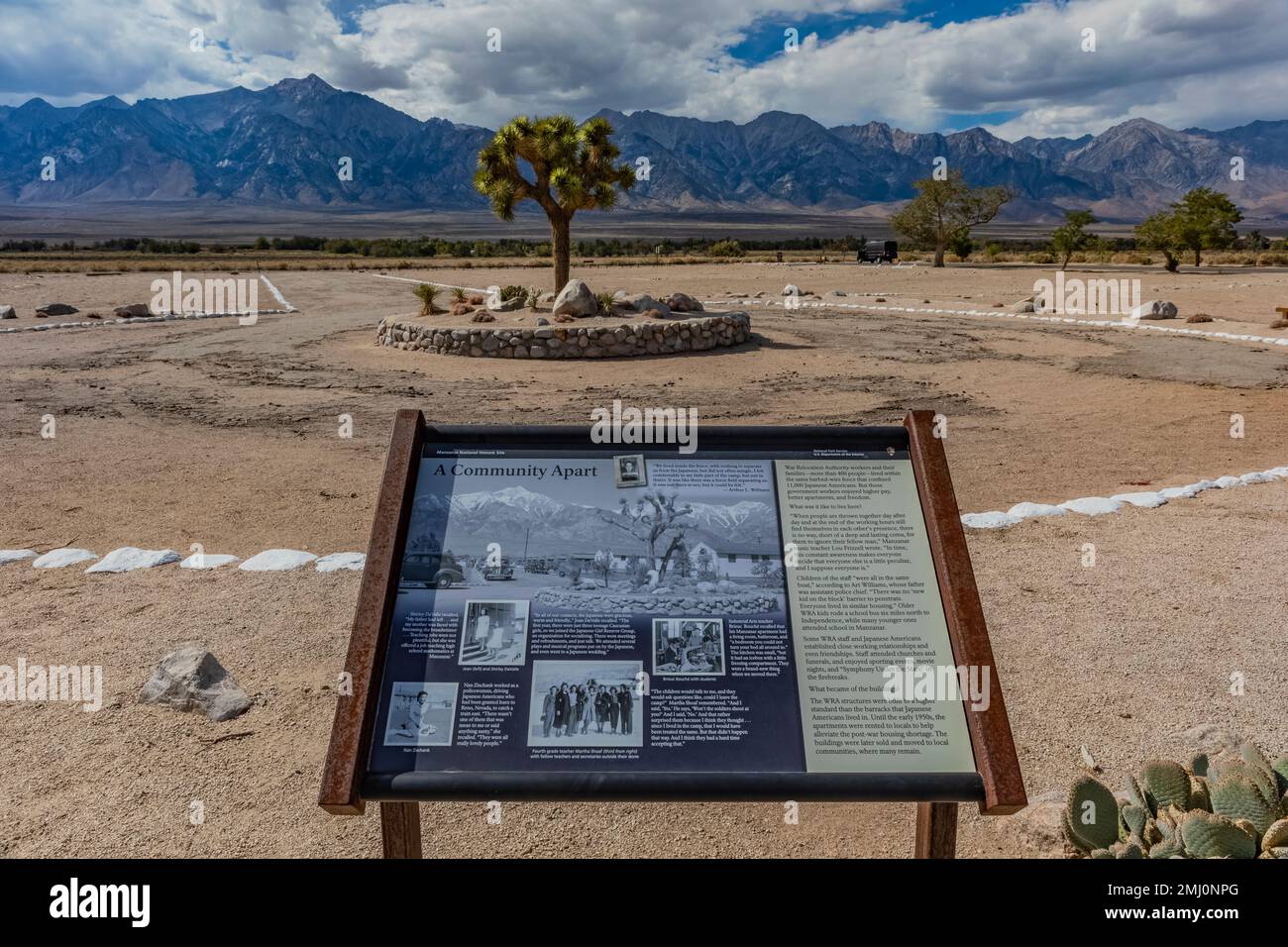 Segno interpretativo sul personale dell'autorità di trasferimento della guerra al Manzanar National Historic Site, Owens Valley, California, USA Foto Stock