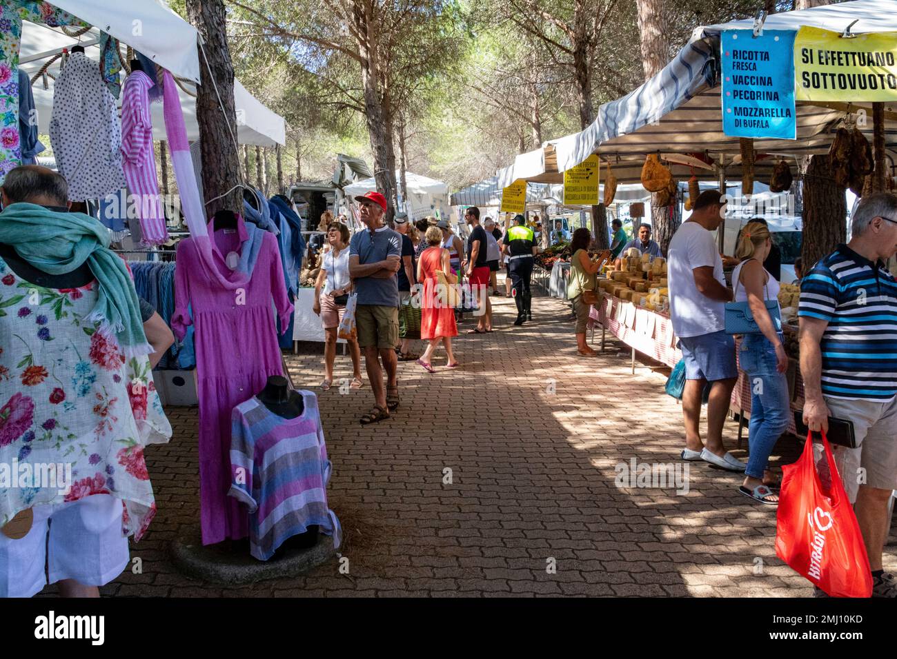Vista del mercato estivo: Navigazione e shopping al mercato estivo settimanale di Baia Sardinia, Sardegna, Italia. Foto Stock