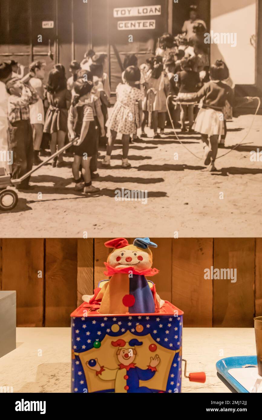 Mostra sulla vita dei bambini in incarcerazione al NPS Visitor Center presso il Manzanar National Historic Site, Owens Valley, California, USA Foto Stock