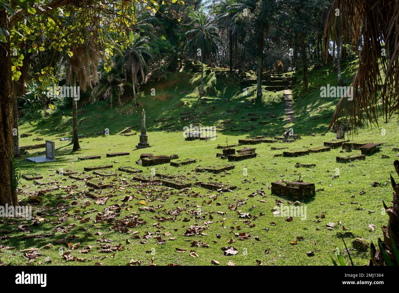 Cimitero storico di epoca coloniale, lapidi, tombe e memoriali a Victoria, Mahe, Seychelles Foto Stock