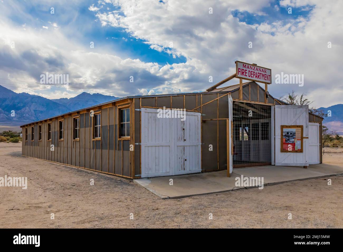 Vigili del fuoco che ospitano attrezzature antincendio presso il Manzanar National Historic Site, Owens Valley, California, USA Foto Stock
