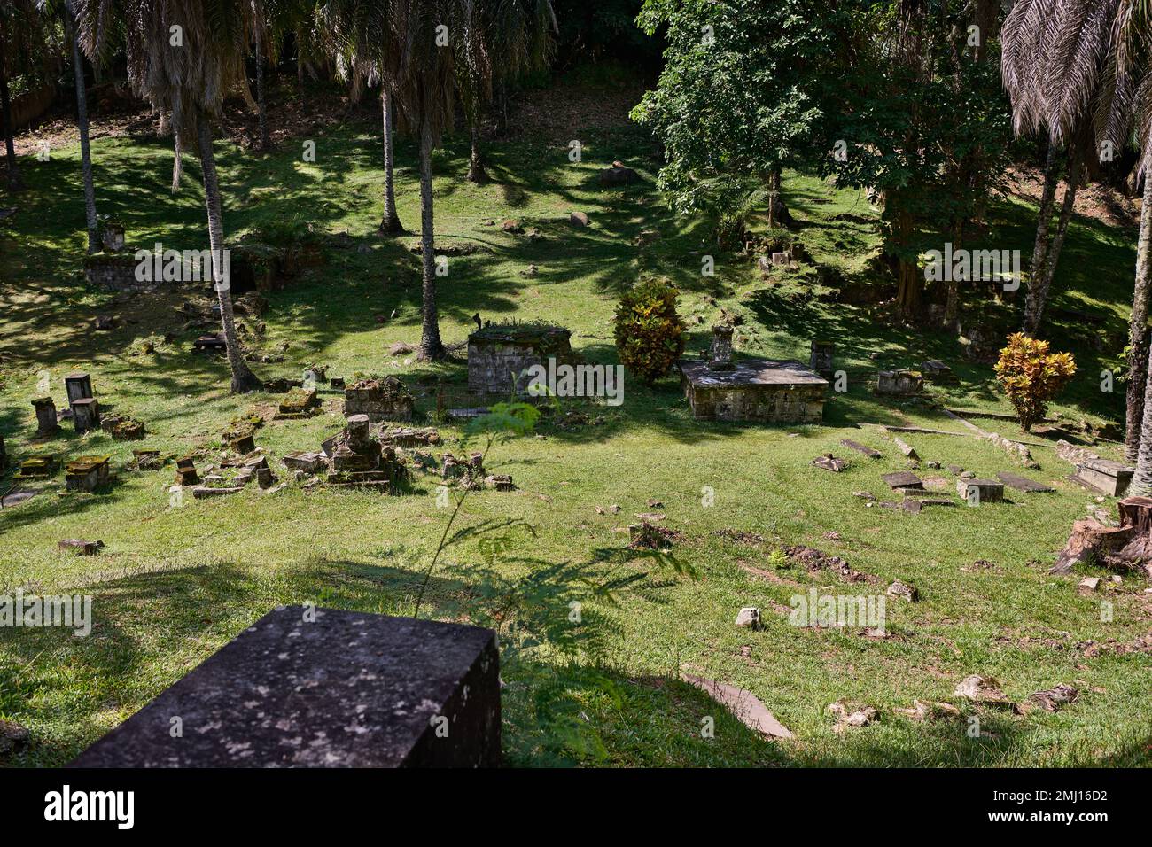Cimitero storico di epoca coloniale, lapidi, tombe e memoriali a Victoria, Mahe, Seychelles Foto Stock
