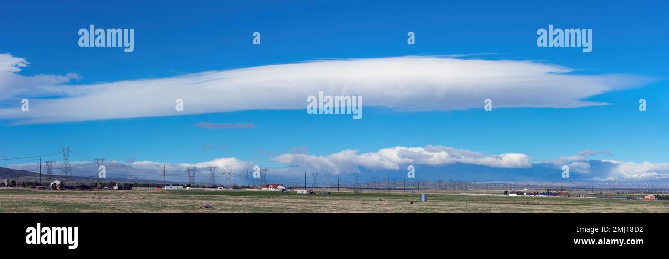 Grande nube lenticolare mostrata guardando verso ovest a Lancaster, California, Stati Uniti. Foto Stock