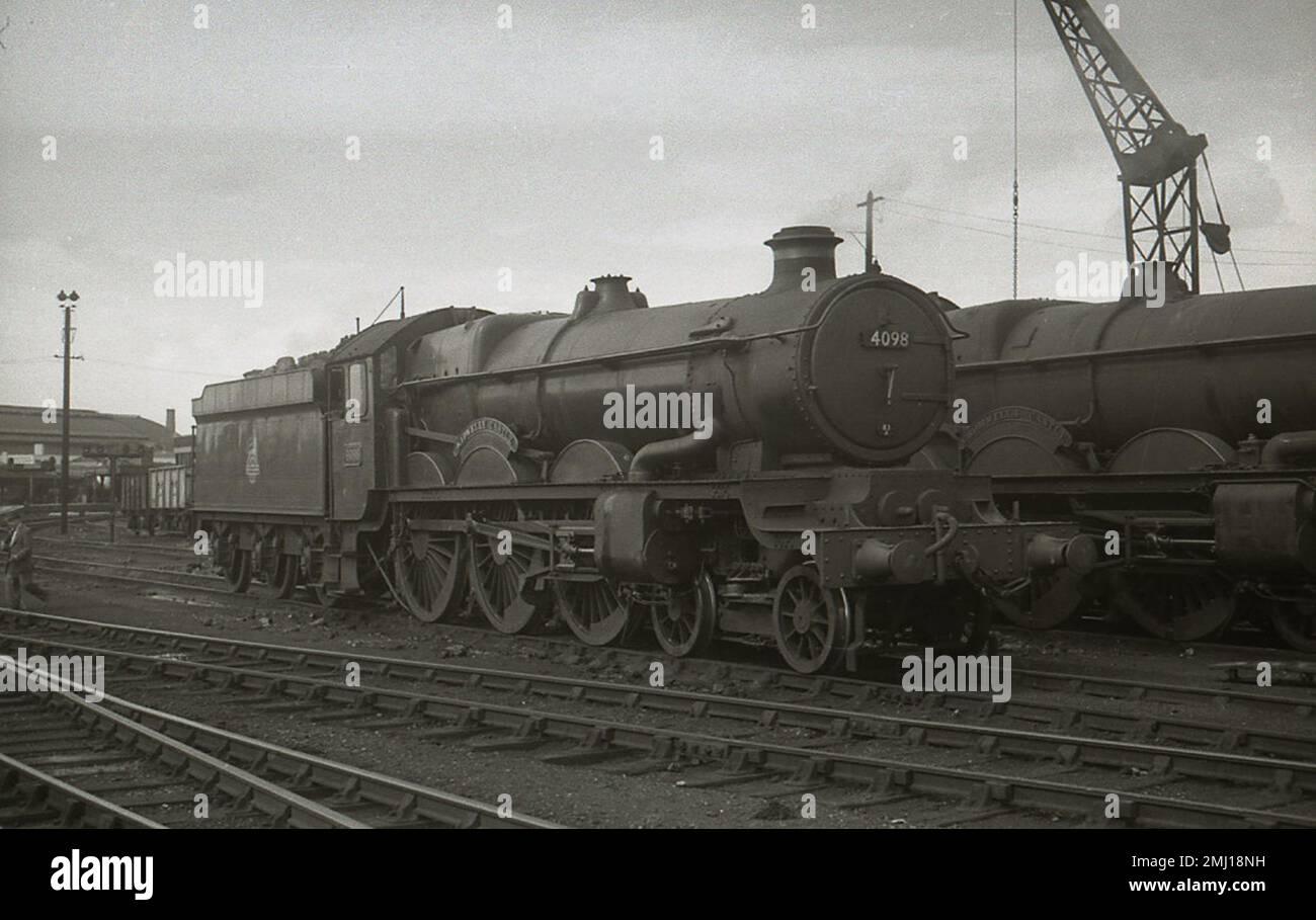 Gran Western Railway Castle Classe 4-6-0 Locomotiva Kidwelly Castello è visto a Swindon Works in circa 1956 Foto Stock
