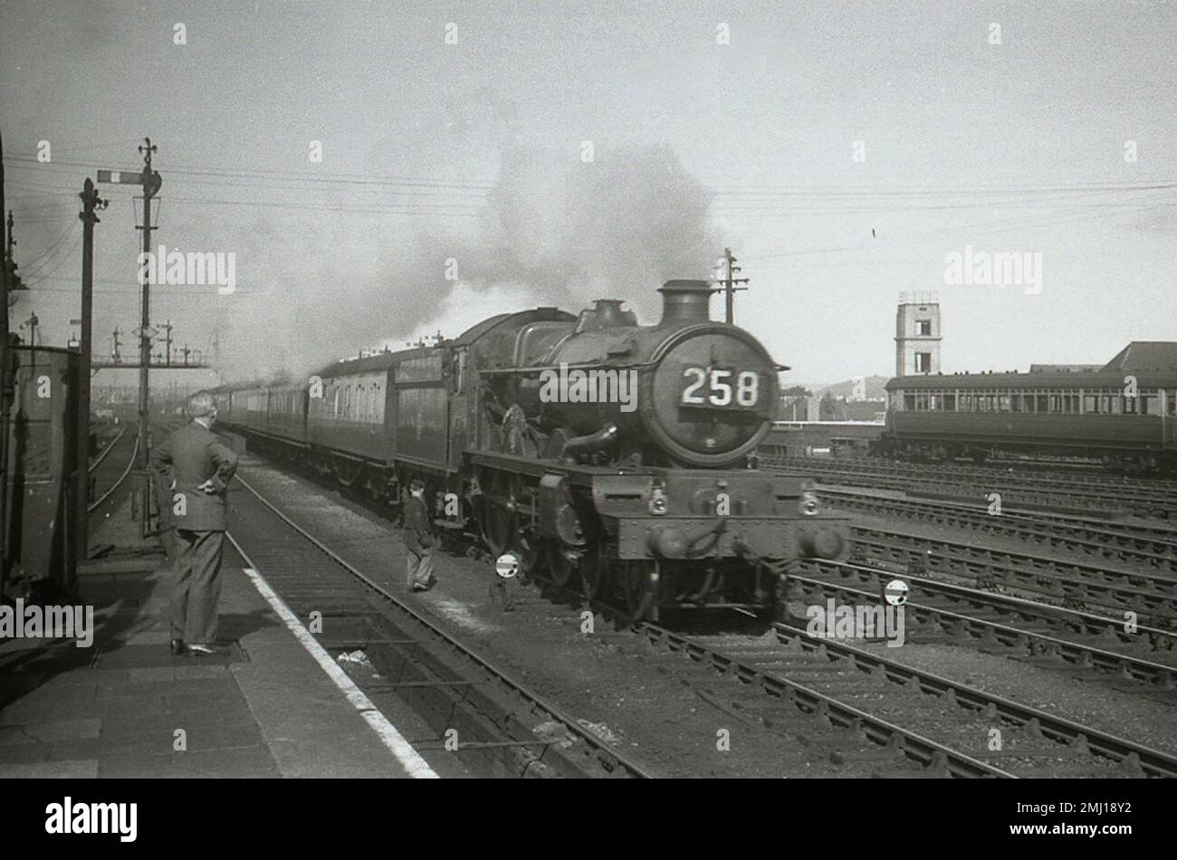 GWR Castle Class 4-6-0 No.7007 'Great Western' dirige un espresso attraverso Reading Station a metà degli anni '1950s Foto Stock