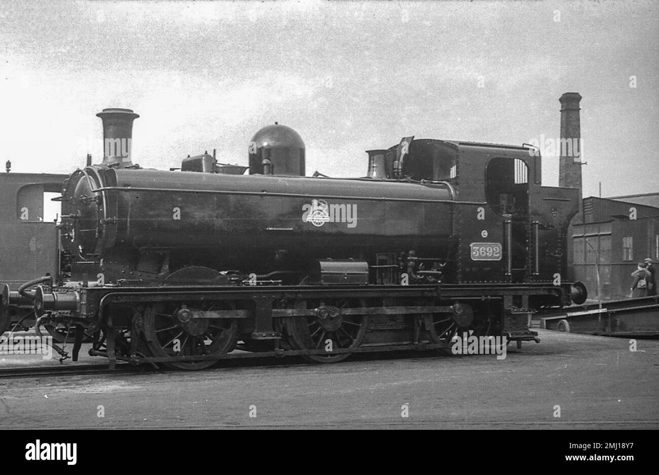 GWR 5700 Classe, o 57xx Classe, 0-6-0PT serbatoio di pannier No.3692 visto a Swindon Works in circa 1956 Foto Stock