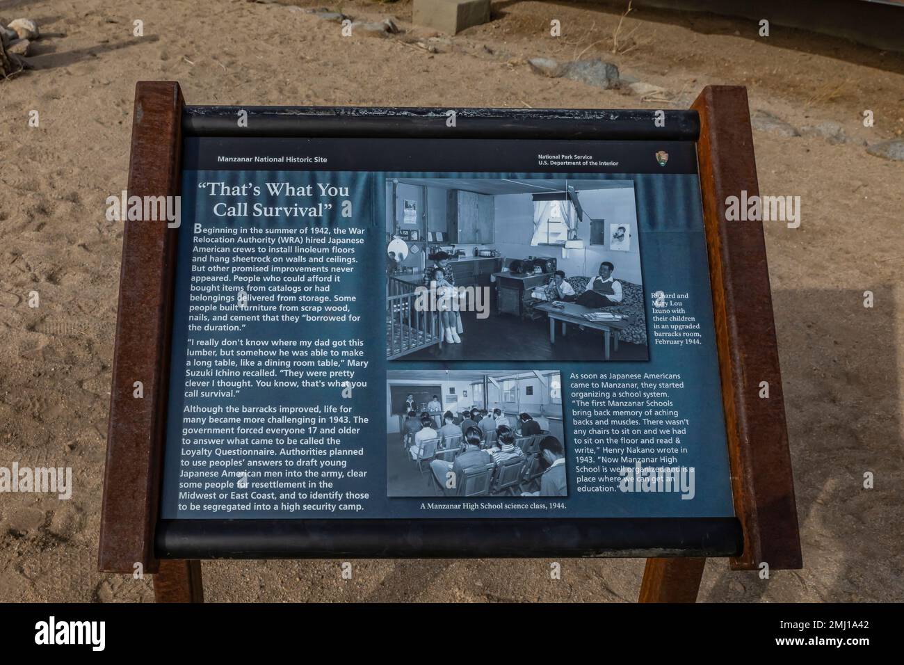 Segno interpretativo sulla sopravvivenza nel blocco 14 al Manzanar National Historic Site, Owens Valley, California, USA Foto Stock