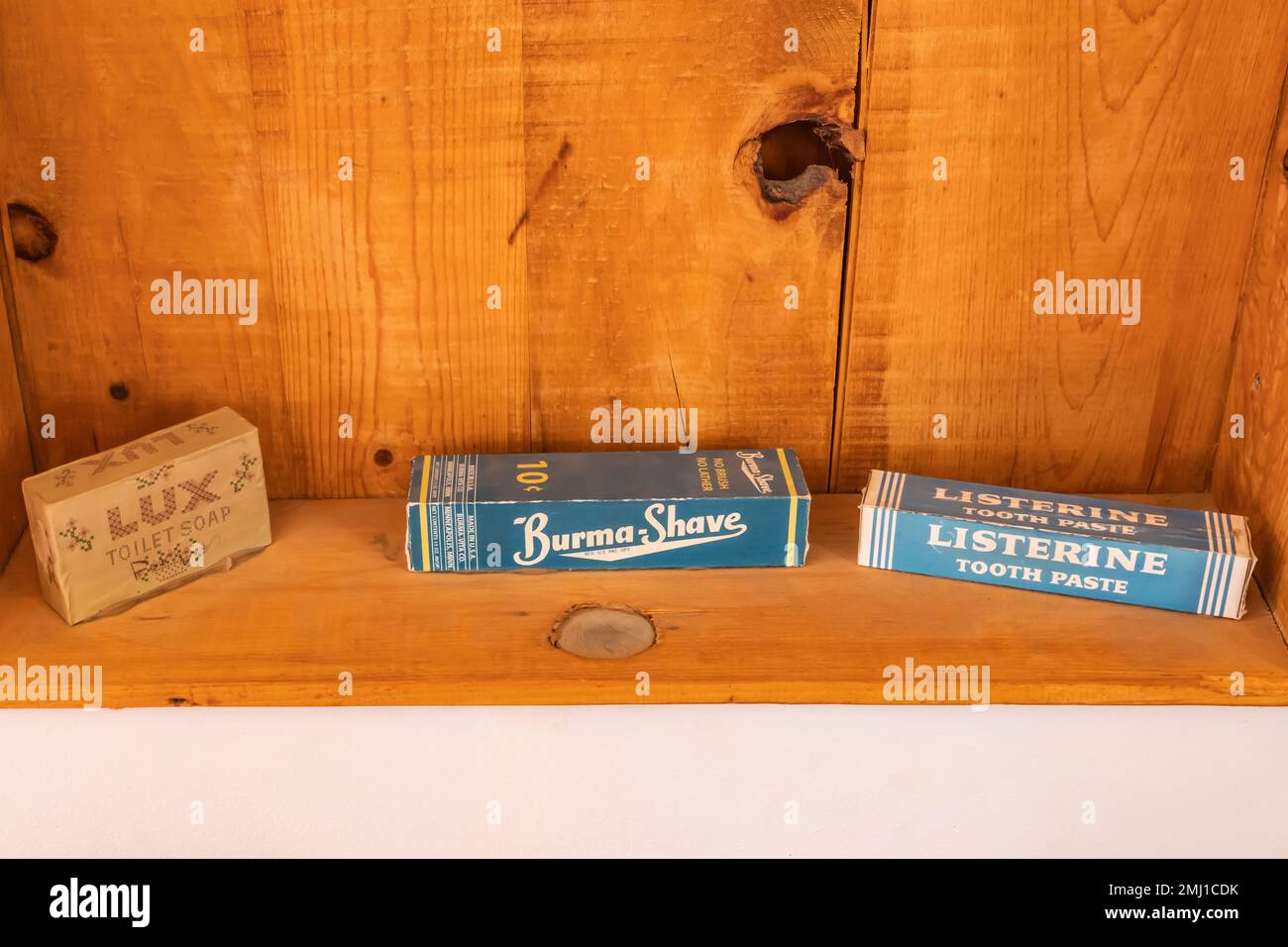 Mostra di articoli per l'igiene personale utilizzati dai detenuti al Manzanar National Historic Site, Owens Valley, California, USA Foto Stock