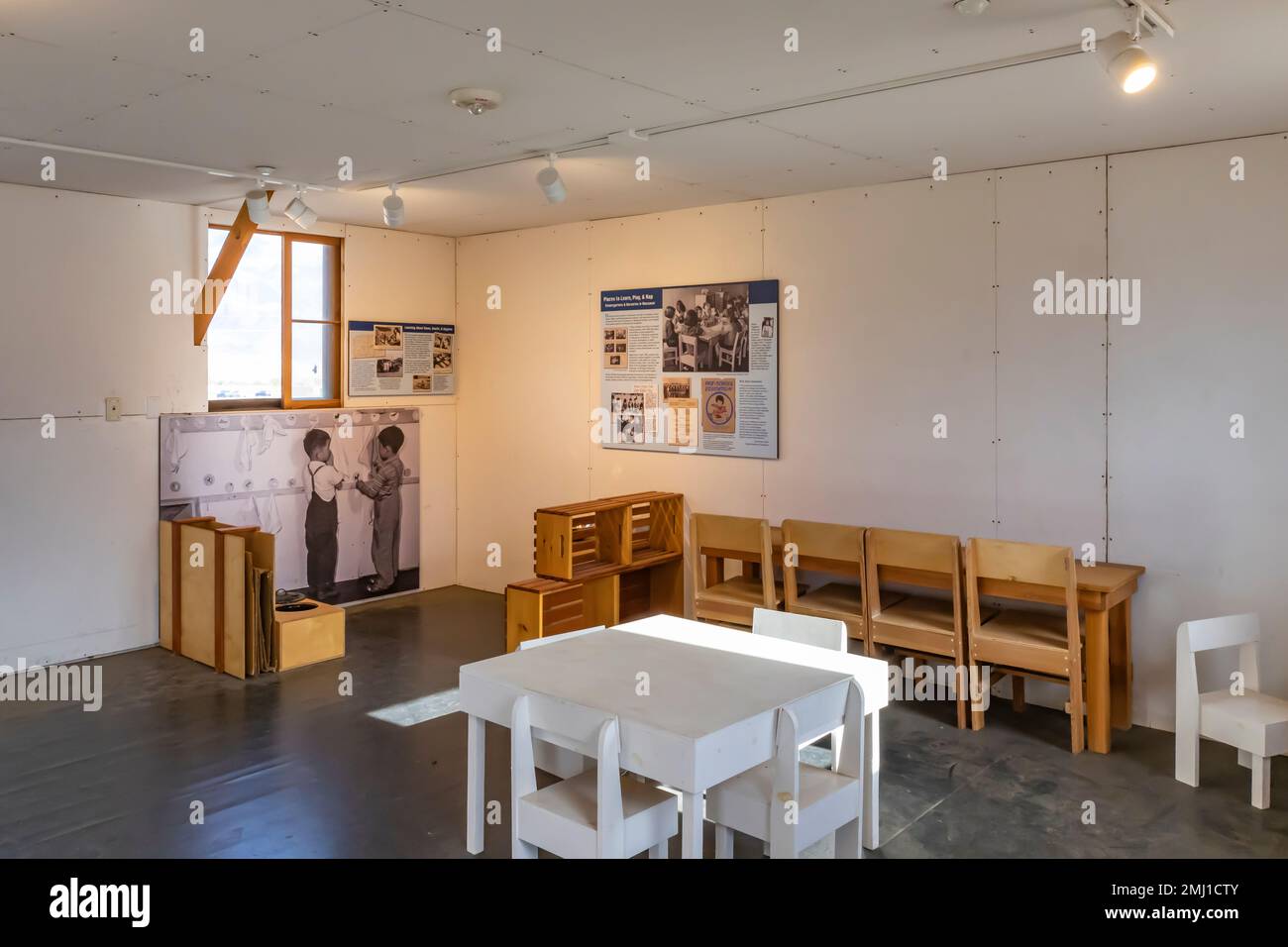 Mostra della classe scolastica nel blocco 14 al Manzanar National Historic Site, Owens Valley, California, USA Foto Stock
