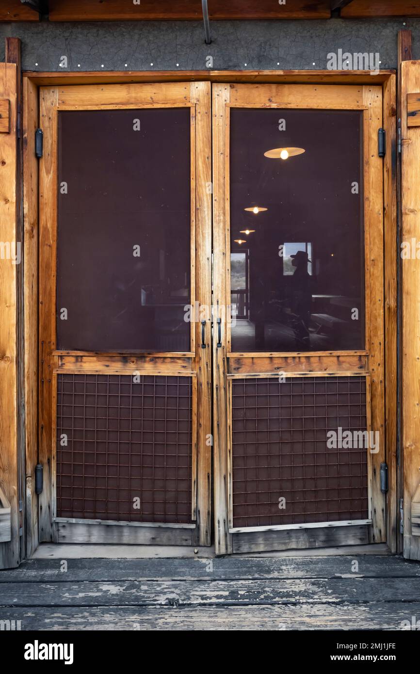 Ingresso a una sala disordine al Manzanar National Historic Site, Owens Valley, California, Stati Uniti Foto Stock