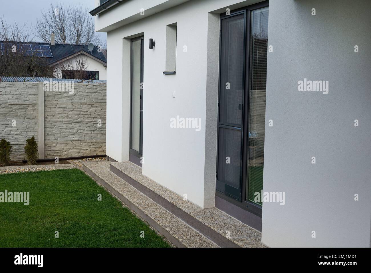 Porta del balcone con scale. Cortile del House.Magnetic insetto schermo porta Foto Stock