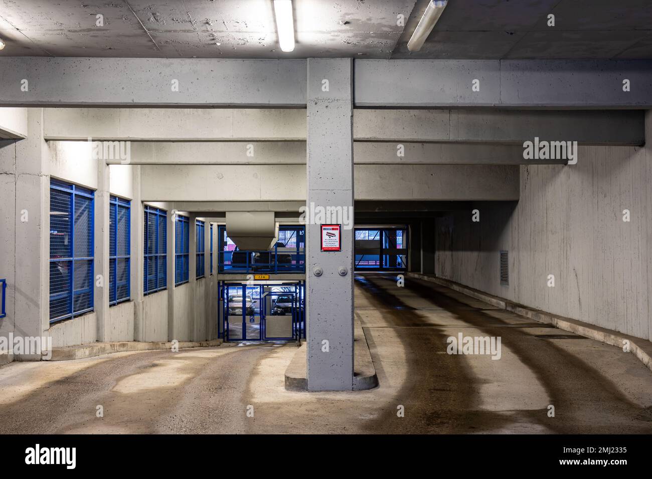 Garage interno nel quartiere Itä-Pasila di Helsinki, Finlandia Foto Stock
