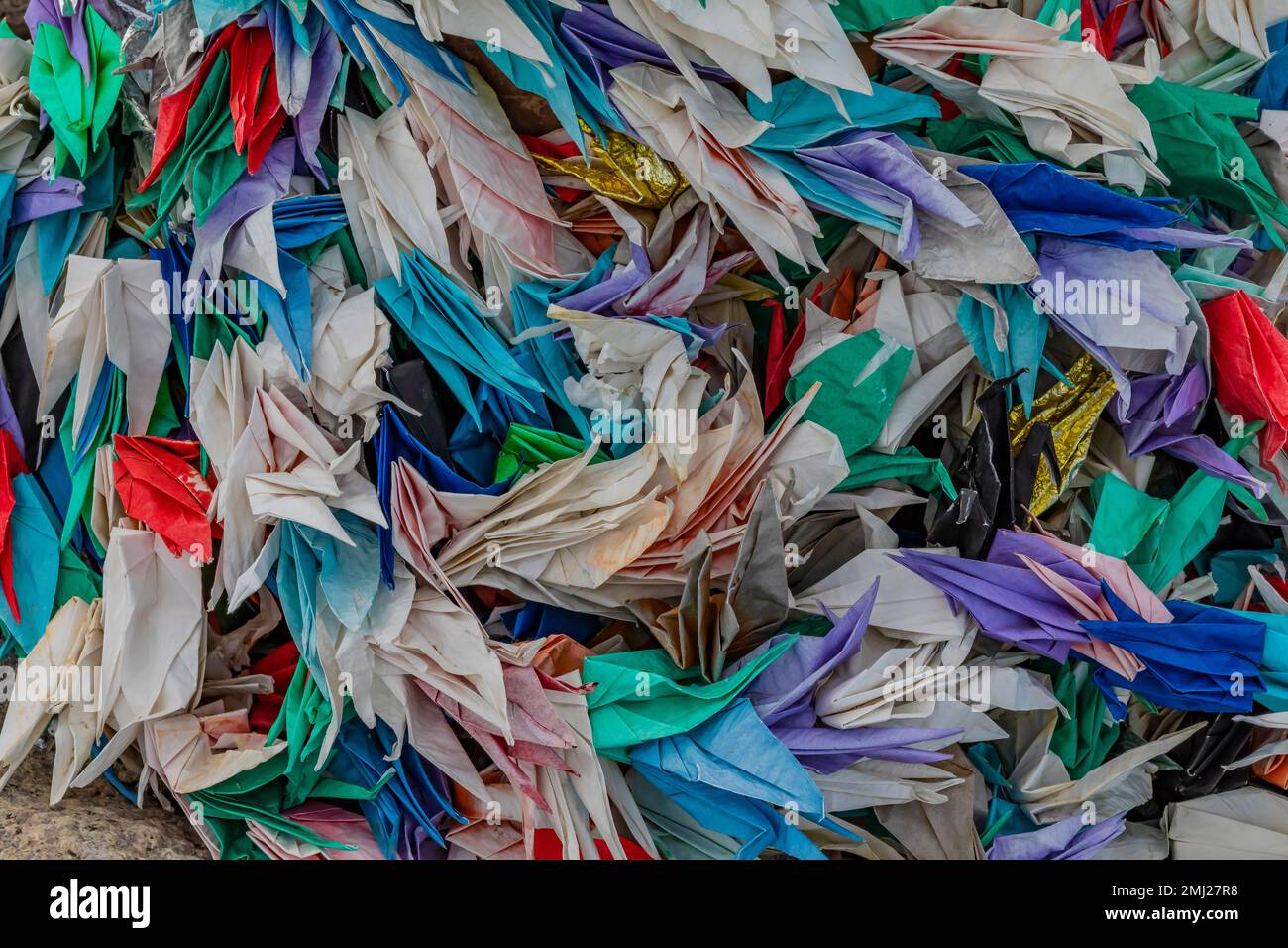 Le gru Origami sono rimaste in offerta al Manzanar Cemetery, Manzanar National Historic Site, Owens Valley, California, USA Foto Stock