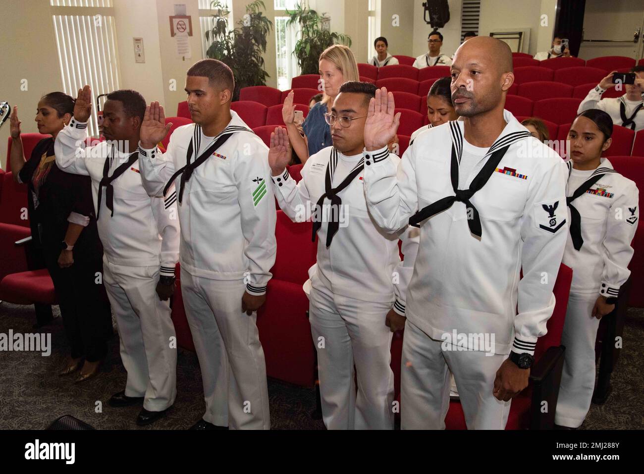 YOKOSUKA, Giappone (25 agosto 2022) —marinai e civili di vari comandi a bordo del comandante, attività della flotta Yokosuka (CFAY), recitano il giuramento di Allegiance durante una cerimonia di naturalizzazione ospitata dal Region Legal Service Office Western Pacific al Kinnick High School Little Theater. Sei marinai e due civili sono stati naturalizzati come cittadini statunitensi durante la cerimonia. Per più di 75 anni, CFAY ha fornito, mantenuto e gestito strutture e servizi di base a sostegno delle forze navali della flotta statunitense 7th, dei comandi locatari e di migliaia di pe militari e civili Foto Stock