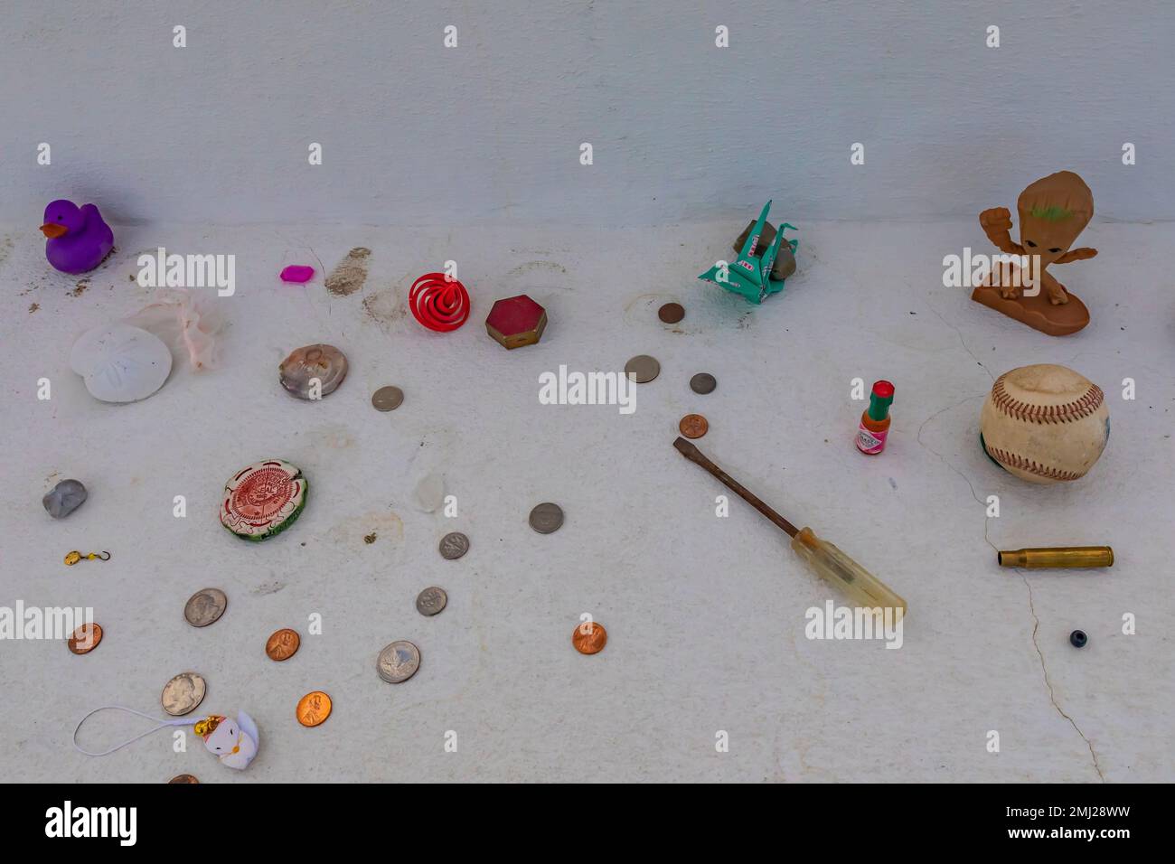 La gente lascia l'offerta al Manzanar Cemetery Manzanar National Historic Site, Owens Valley, California, USA Foto Stock