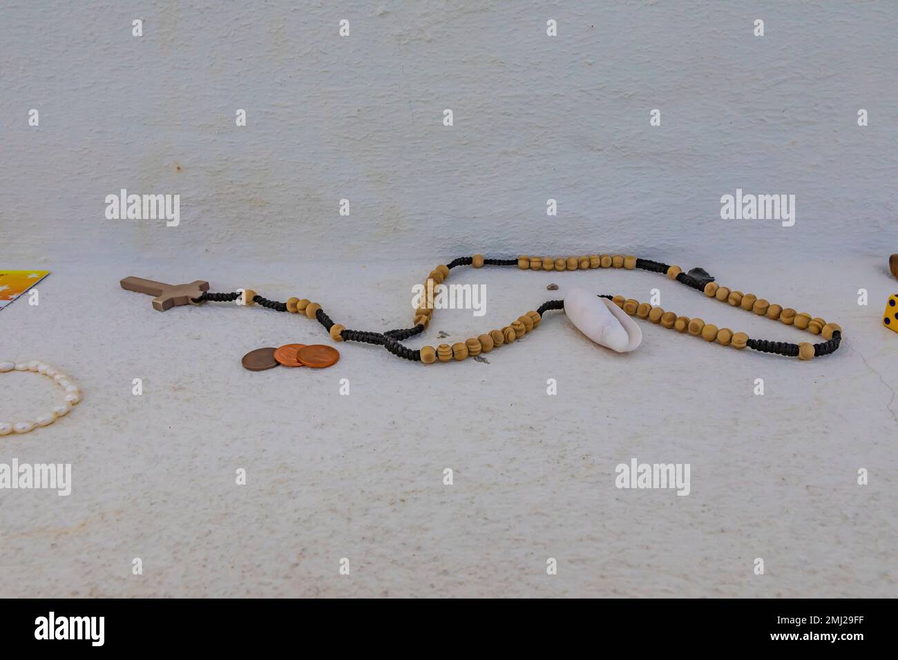 La gente lascia l'offerta al Manzanar Cemetery Manzanar National Historic Site, Owens Valley, California, USA Foto Stock