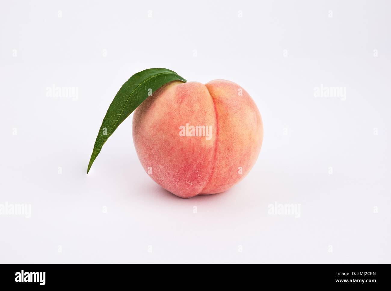 Una pesca fresca su sfondo bianco. Primo piano dalla parte anteriore. Foto Stock