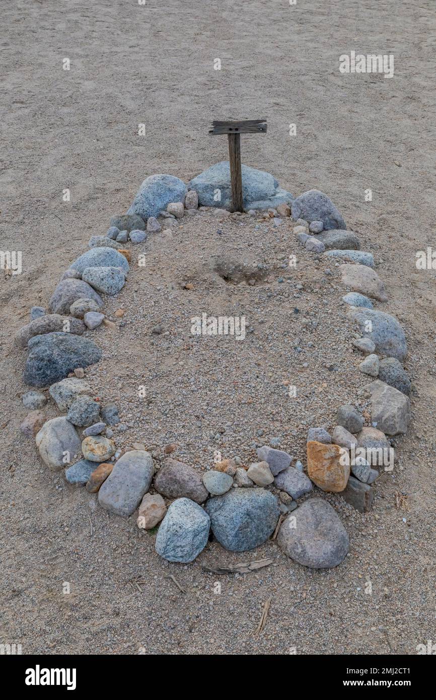Tomba senza nome nel cimitero di Manzanar, Manzanar National Historic Site, Owens Valley, California, USA Foto Stock