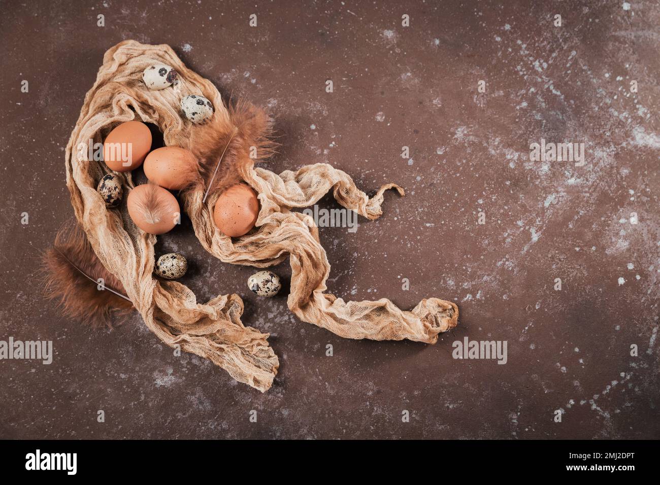 Sfondo pasquale con uova di colore naturale Foto Stock