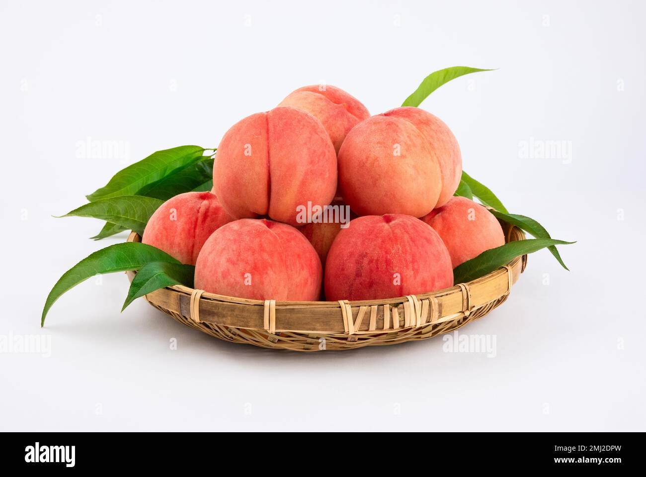 Pesche rosse fresche in un cestino di bambù. Foto Stock