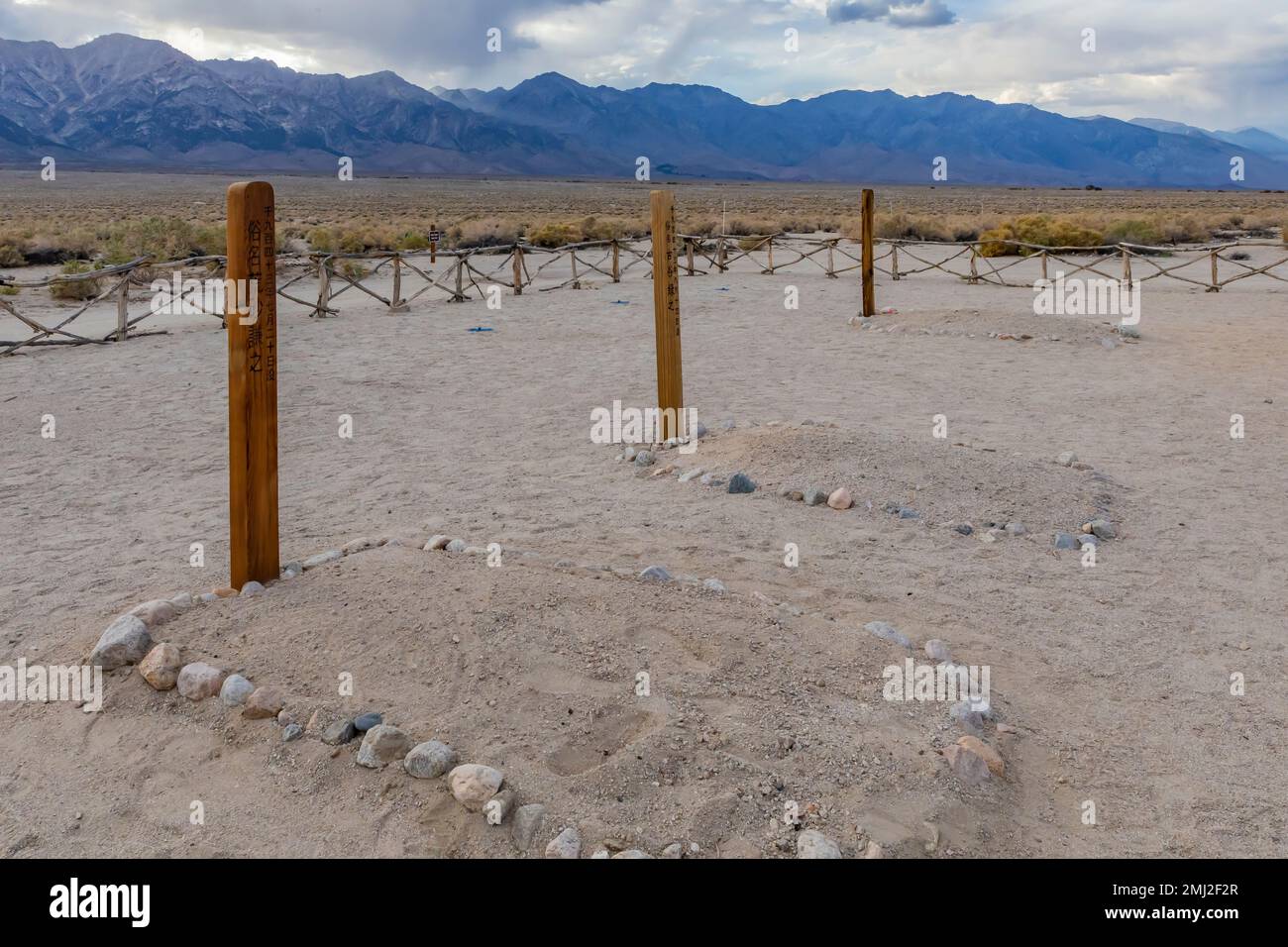 Lapidi nel cimitero di Manzanar, Manzanar National Historic Site, Owens Valley, California, USA Foto Stock