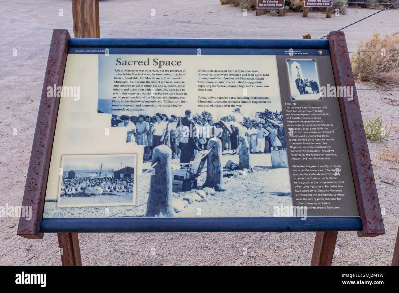 Insegna interpretativa sul cimitero di Manzanar, sul sito storico nazionale di Manzanar, sulla Owens Valley, California, USA Foto Stock