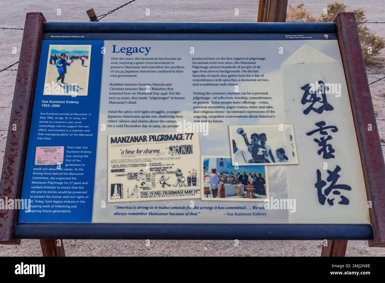 Insegna interpretativa sul cimitero di Manzanar, sul sito storico nazionale di Manzanar, sulla Owens Valley, California, USA Foto Stock