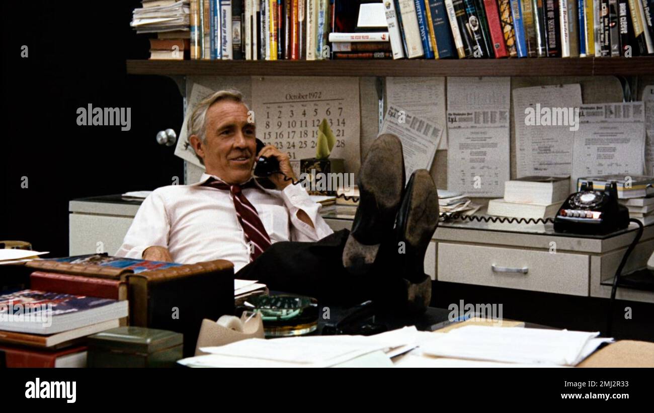 Los Angeles.CA.USA. Jason Robards in a scene in (C) Warner Bros film, All the President’s Men (1976) regista:Alan J. Pakula scrittore:William Goldman Fonte:Carl Bernstein e Bob Woodward libro sullo scandalo Watergate che portano alle dimissioni del presidente Richard Nixon nel 1974. Ref:LMK110-SLIB301222-001 fornito da LMKMEDIA. Solo editoriale. Landmark Media non è il proprietario dei diritti d'autore di questi filmati o immagini televisive, ma fornisce un servizio solo per i media riconosciuti. pictures@lmkmedia.com Foto Stock
