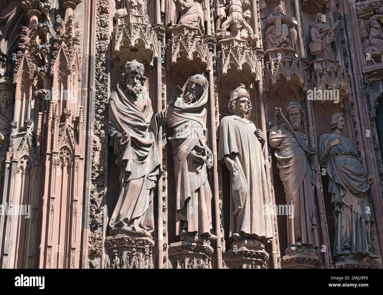 Primo piano di figure di profeti scolpite in pietra sul lato sinistro del portale d'ingresso principale della Cattedrale di Strasburgo, Strasburgo, Alsazia, Francia Foto Stock