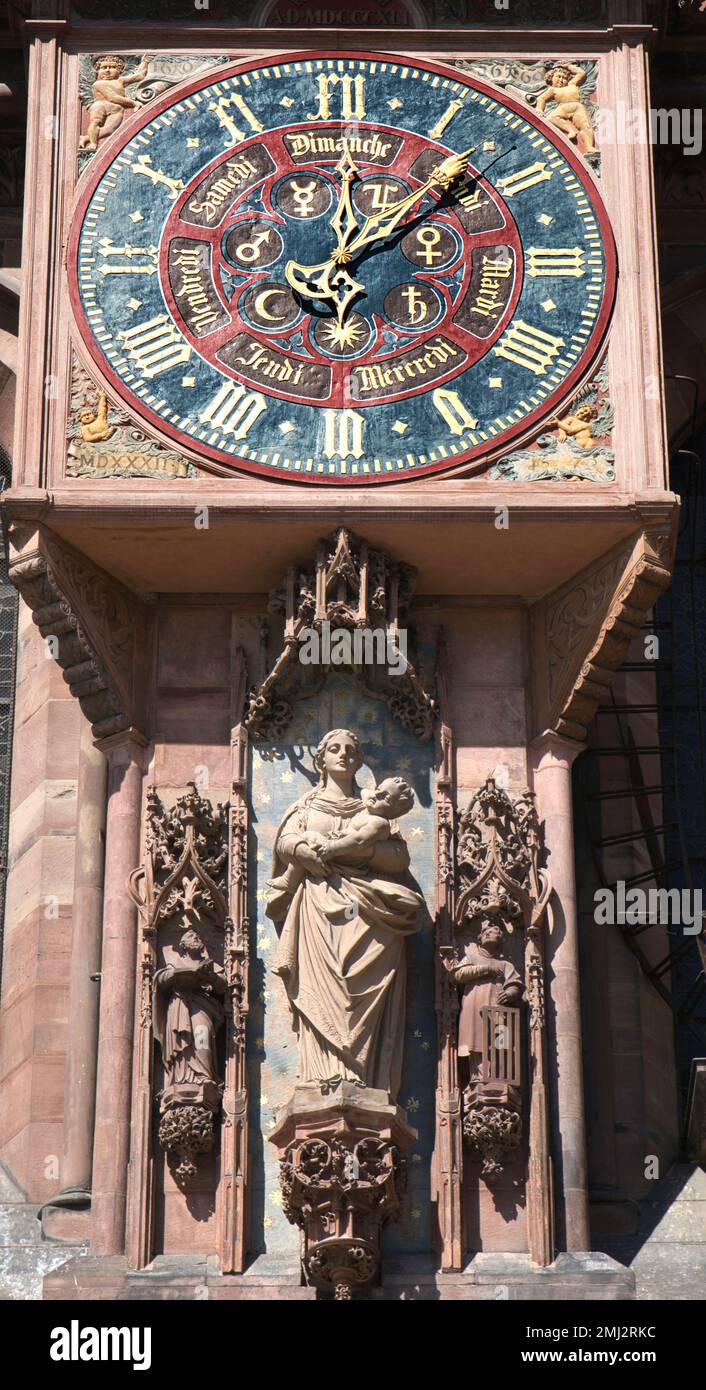 Orologio con i segni dello zodiaco sopra la figura di pietra della Vergine Maria che tiene il bambino Gesù , Portale della Vergine, Cattedrale di Strasburgo, Foto Stock