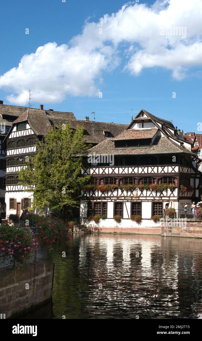 Edifici a graticcio lungo il canale a Strasburgo, Alsazia, Francia Foto Stock