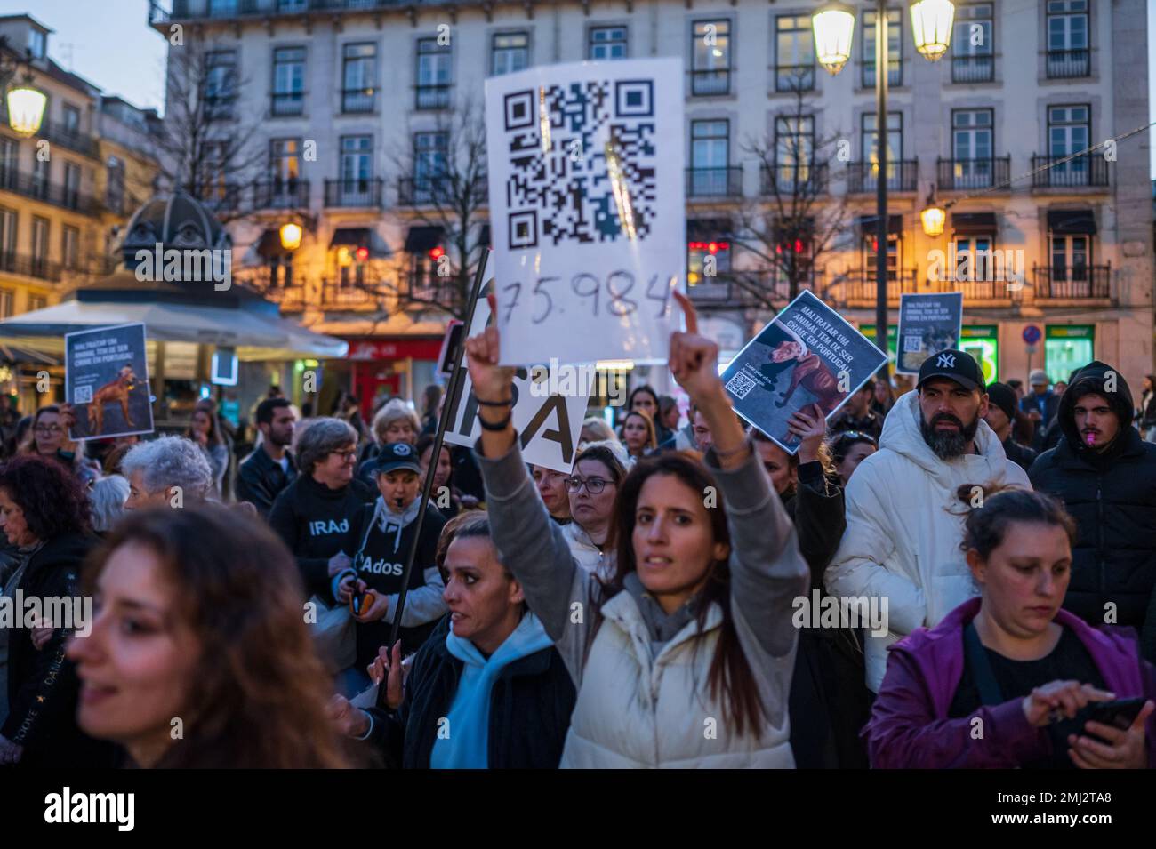 Centinaia di persone protestano a Lisbona per i diritti degli animali nel contesto di una controversia costituzionale, il Portogallo Foto Stock