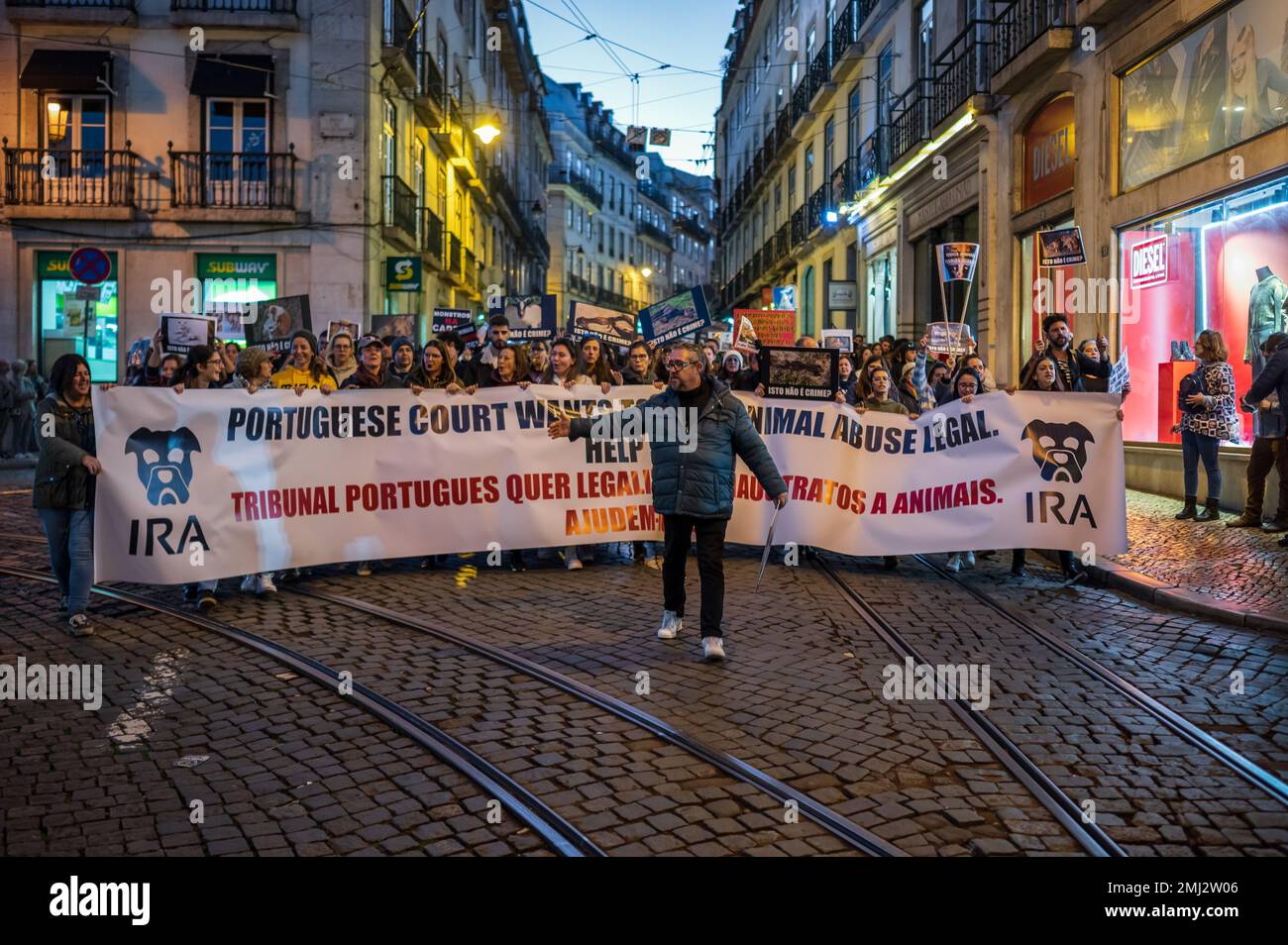 Centinaia di persone protestano a Lisbona per i diritti degli animali nel contesto di una controversia costituzionale, il Portogallo Foto Stock