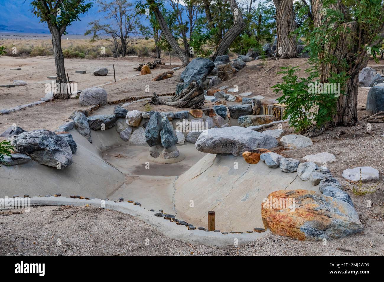 Block 12 mess hall giardino giapponese, Manzanar National Historic Site, Owens Valley, California, Stati Uniti Foto Stock