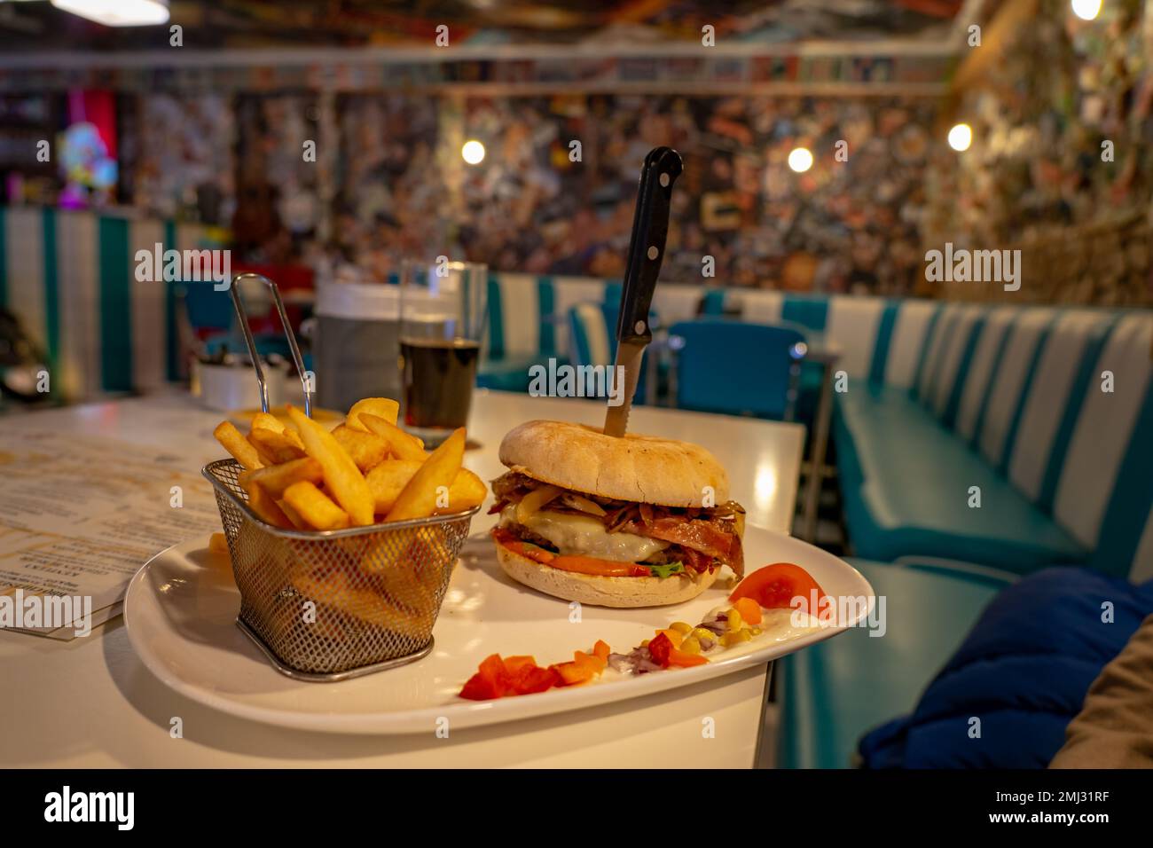 04.11.2022 - Fussen, Germania : ristorante retro-americano Burger bar M43 Burger Bar-BQ . Foto Stock