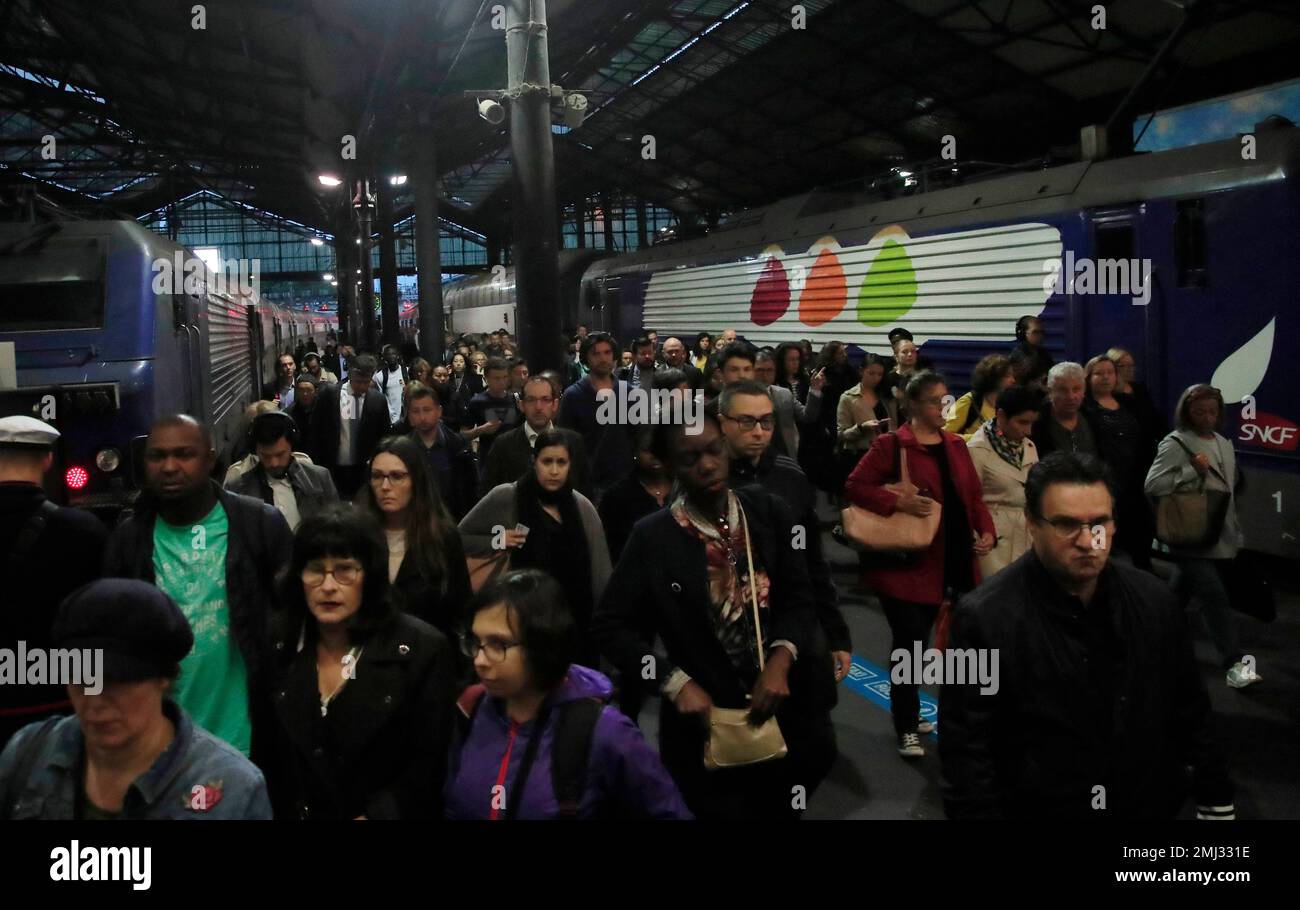 Commuters arrive at Gare Saint Lazare train station in Paris, Tuesday, Sept. 24, 2019. A French rail strike is disrupting train travel and unions plan marches in Paris and other cities over President Emmanuel Macron's proposed overhaul of the retirement system. Workers for the SNCF national railway fear the reform will require people to work longer and reduce pensions. (AP Photo/Michel Euler) Foto Stock