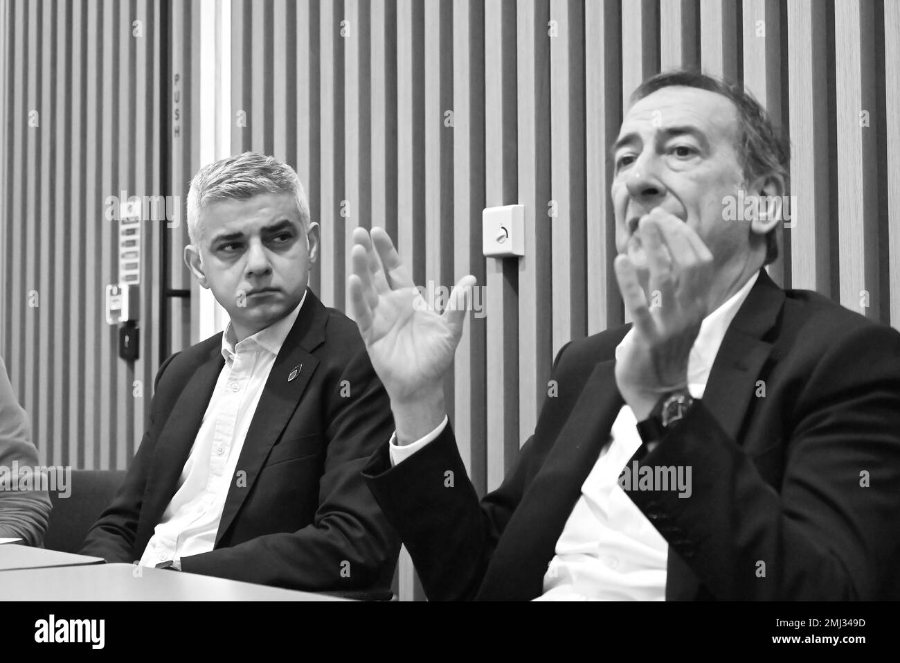 Sadiq Khan ha accolto Giuseppe Sala e ha detto che Milano è considerata come leader mondiale quando si tratta di politiche sul cambiamento climatico. Milano vinto dal riciclaggio di cibo è stato riconosciuto dal Principe di Galles Principe Guglielmo premiato e Pepe ha vinto Milano ha vinto il premio Earth shot lo scorso anno Dei premi climatici più prestigiosi ci può essere .He ha detto una delle cose che facciamo come Mayors è diventato amici e condividere idee e Best practice e molto soddisfatto quando il sindaco Sala è arrivato ieri , Durante la pandemia è stato un vero e proprio aspro aiuto, perché l'Italia aveva il COVID per primo a consigliare come affrontare la pandemia . Foto Stock