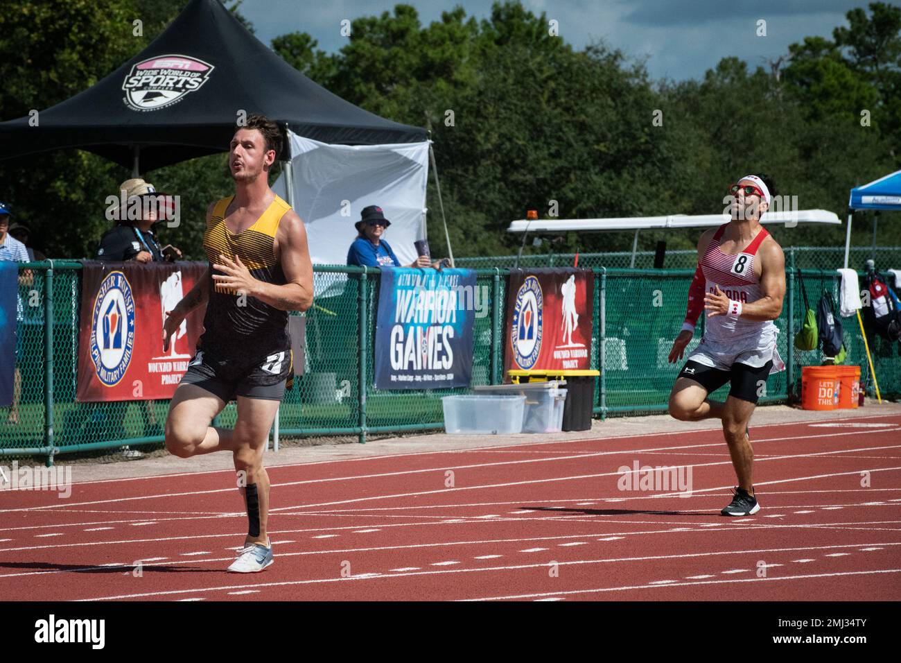 STATI UNITI Justin “Andy” Anderson, Team Army e Juan Jimenez, Team Canada, si esibono in pista durante i DoD Warrior Games del 2022, 25 agosto 2022. I Warrior Games sono composti da oltre 200 membri del servizio feriti, malati e feriti e atleti veterani, che si sfidano in 12 eventi sportivi adattivi dal 19 al 28 agosto 2022 presso l'ESPN Wide World of Sports Complex di Orlando, Florida. Foto Stock