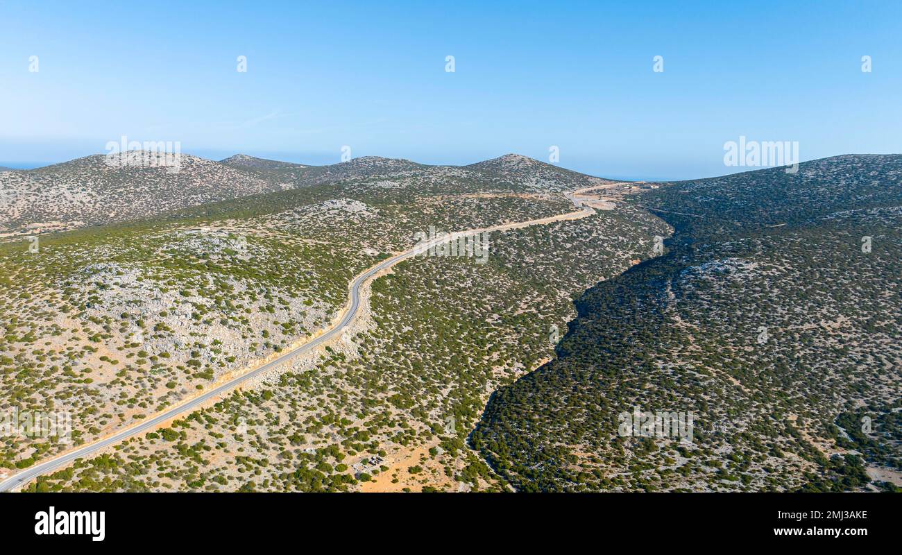 Strada solitaria in paesaggio asciutto, Astypalea, Grecia Foto Stock