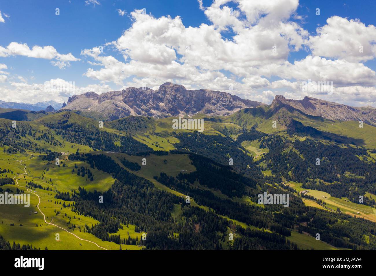 Vista sui prati di montagna e percorso escursionistico durante il giorno estivo Foto Stock