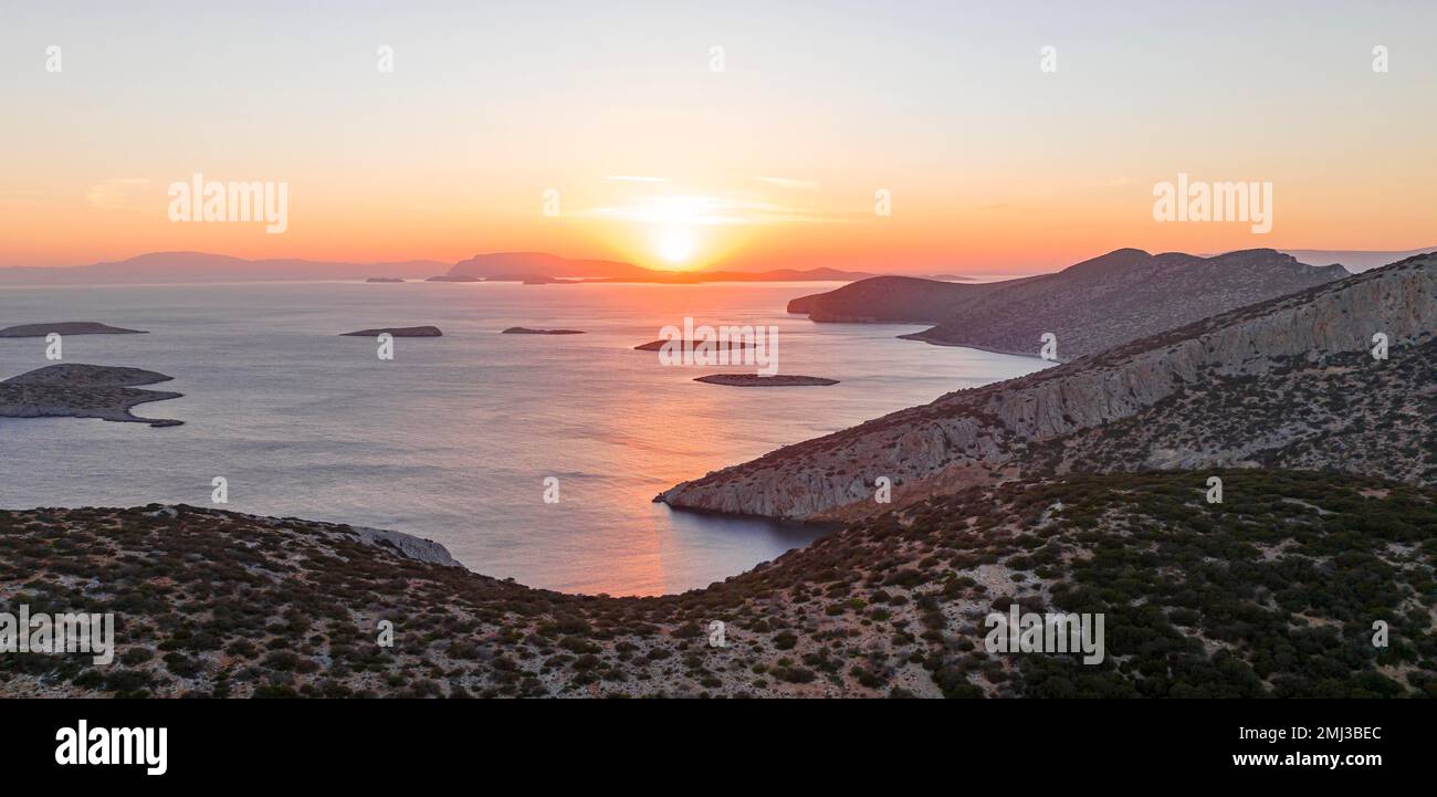 Tramonto su una baia di Levitha Island, Grecia Island, Mar Egeo meridionale, Grecia Foto Stock