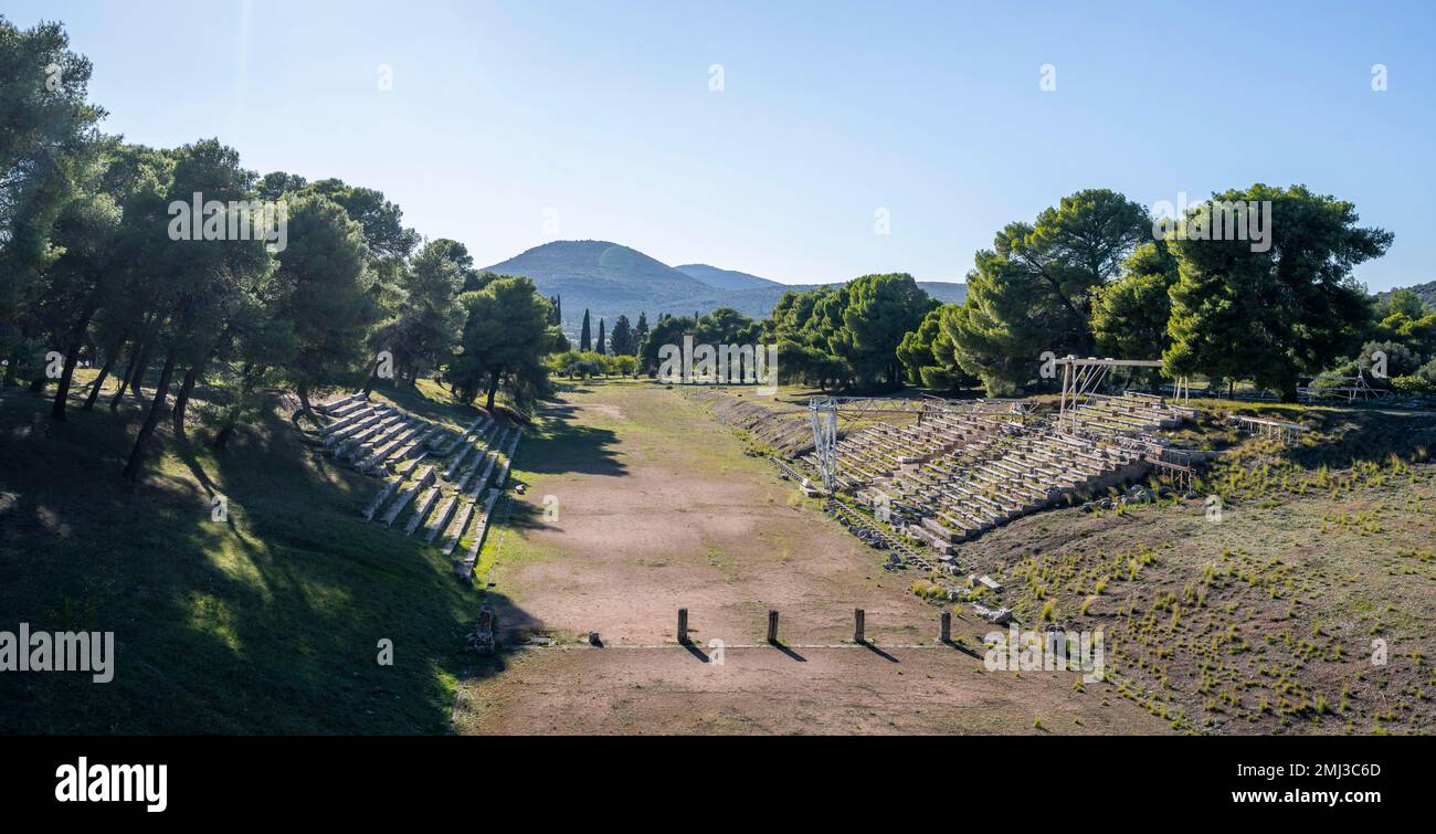 Sito di scavo, Stadio di Epidauro, Antica Città di Epidauros, Peloponneso, Grecia Foto Stock