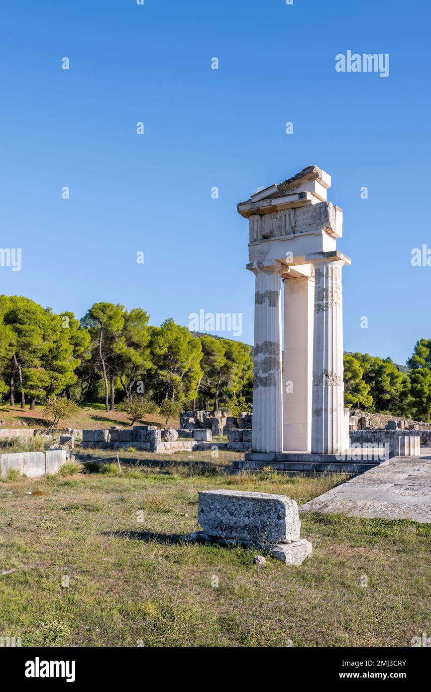 Colonna, sito di scavo, Catagogione, Asclepieione di Epidauro, Antica Città di Epidauro, Peloponneso, Grecia Foto Stock