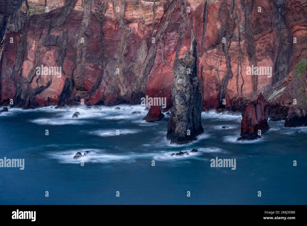 Lunga esposizione, rocce rosse sul mare blu, paesaggio costiero, scogliere e mare, Miradouro da Ponta do Rrosso, costa frastagliata con formazioni rocciose, Capo Ponta Foto Stock