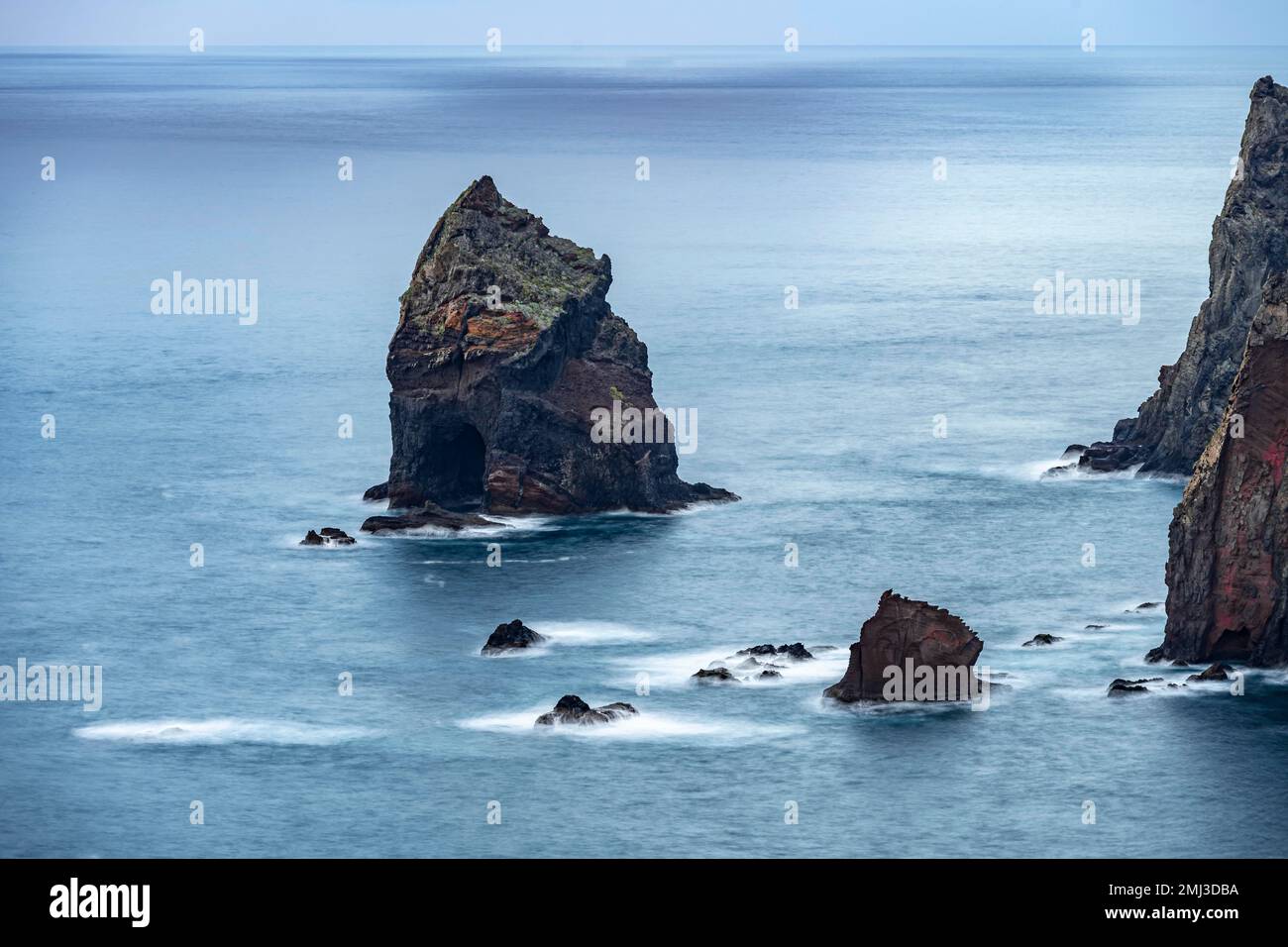 Lunga esposizione, paesaggio costiero, scogliere e mare, Miradouro da Ponta do Rrosso, costa frastagliata con formazioni rocciose, Capo Ponta de Sao Lourenco Foto Stock