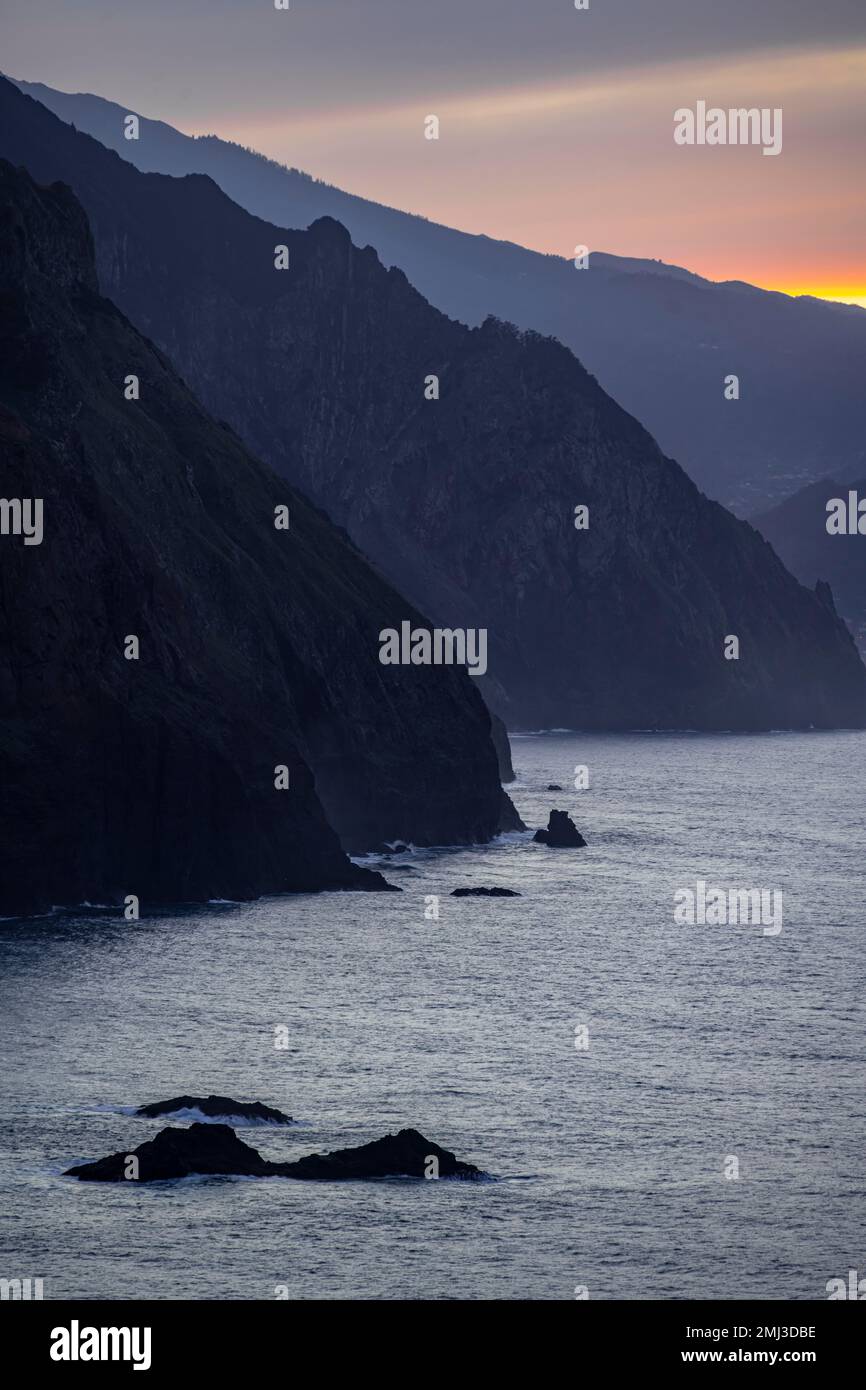 Lunga esposizione, paesaggio costiero, scogliere e mare, Madeira, Portogallo Foto Stock