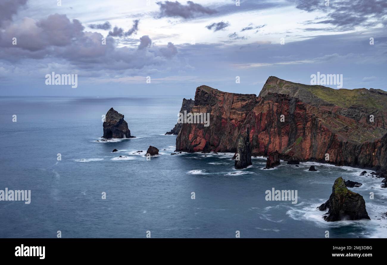Lunga esposizione, paesaggio costiero, scogliere e mare, Miradouro da Ponta do Rrosso, costa frastagliata con formazioni rocciose, Capo Ponta de Sao Lourenco Foto Stock