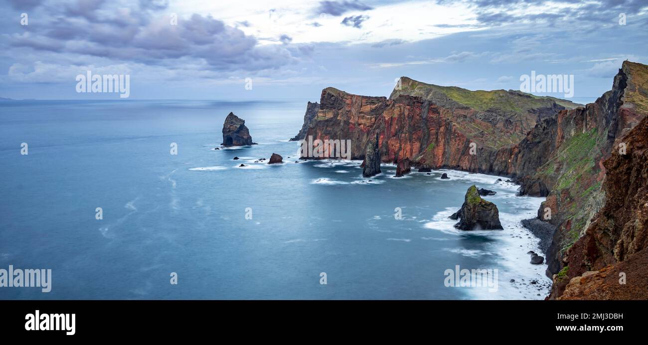 Lunga esposizione, paesaggio costiero, scogliere e mare, Miradouro da Ponta do Rrosso, costa frastagliata con formazioni rocciose, Capo Ponta de Sao Lourenco Foto Stock